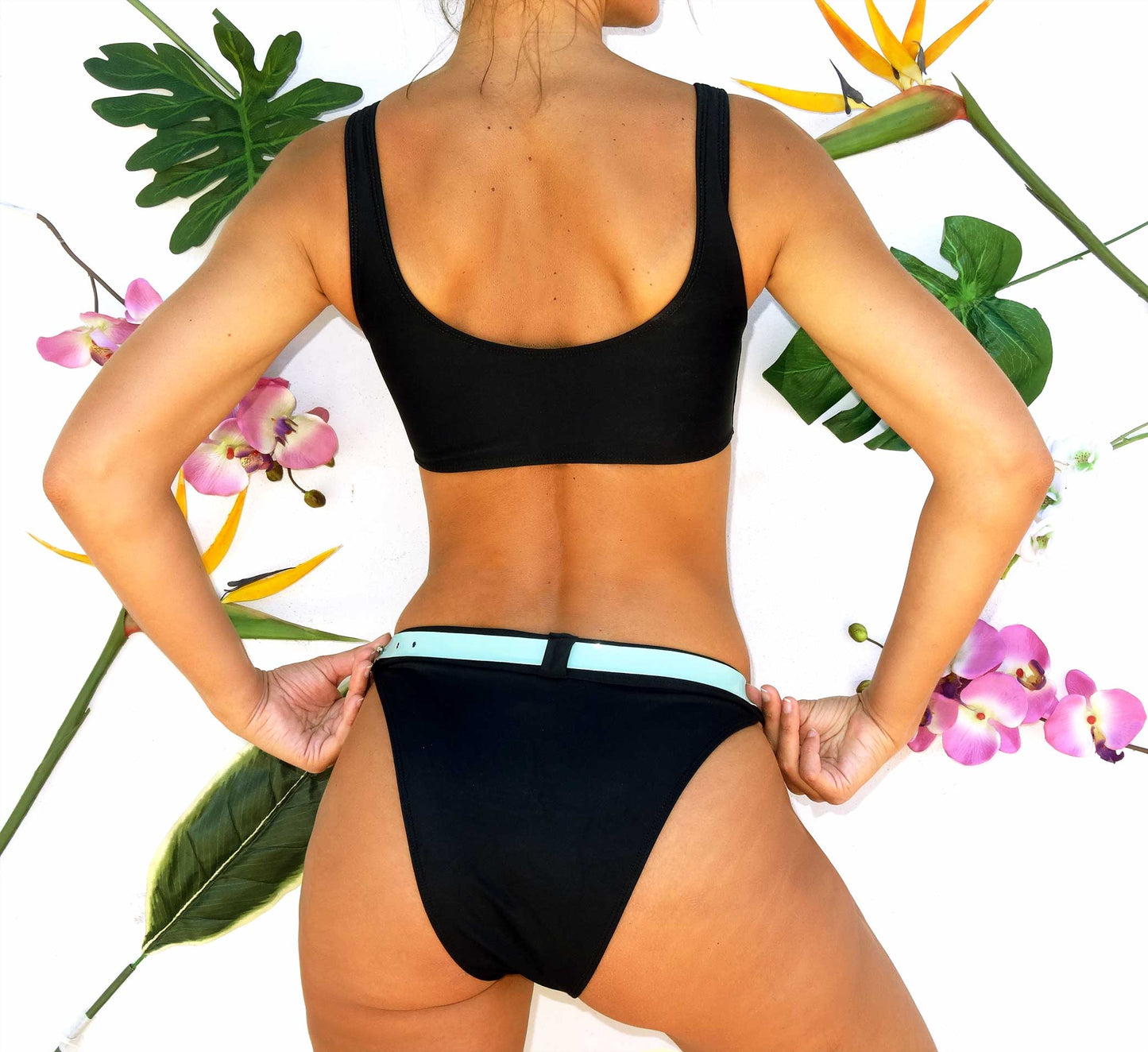 Set bikini Santa Barbara – Nero | Vita alta e cintura in vinile con mini marsupio